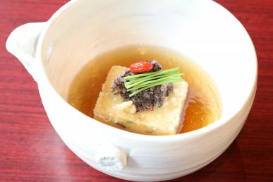 穴子豆富の揚げ出汁 磯辺おろし 芽葱 生姜 クコの実
