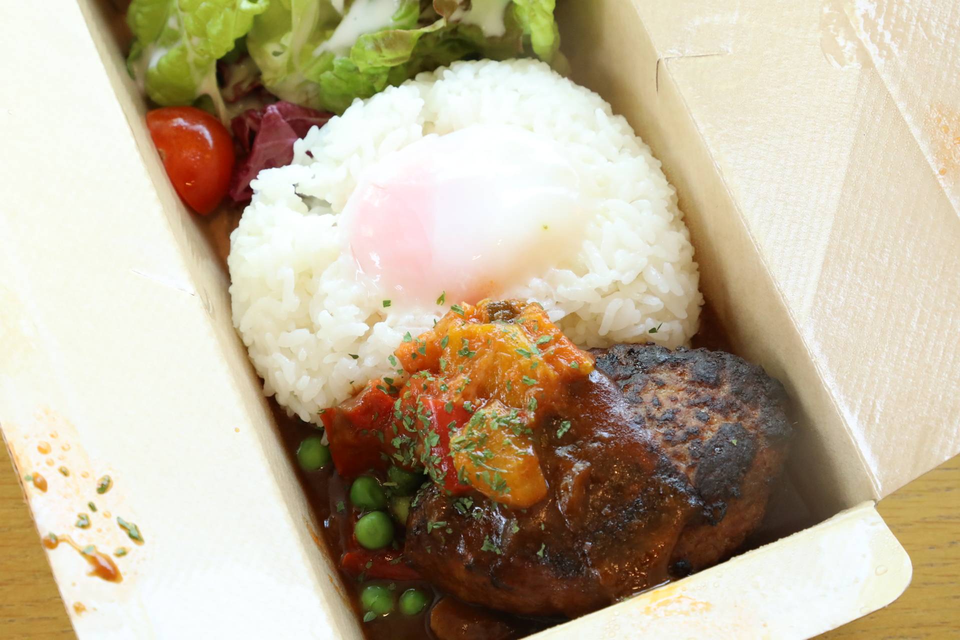温泉たまごトッピングのハンバーグライス♪ 1408円