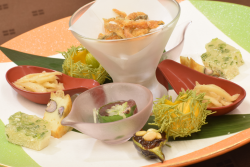 前菜:太刀魚唐揚げ 真砂子寄せ 毬栗 新銀杏 小茄子田楽 零余子真蒸 真孤茸金平 戻り鰹の生春巻き