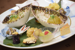 前菜:ピスタチオ豆腐 裏白椎茸 鶏松風 焼茄子煮凍り 茄子田楽 栗の掻揚げ 零余子胡麻味噌和え