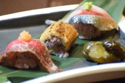前菜 長崎ハーブ鯖 穴子棒寿司 佐賀牛もも炙り寿司