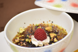 甘味:ピスタチオ風味のクレームブリュレ ラズベリー