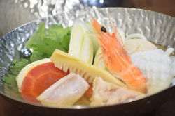 煮物: 『寄せ鍋』 金戸河豚 帆立貝柱 水烏賊 有田鶏 海老 春菊 竹の子 白菜巻き 餅 金時人参 五島うどん