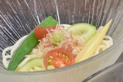 冷やし鉢 :五島手延べうどんを夏野菜と共に 佐賀海苔のつゆ