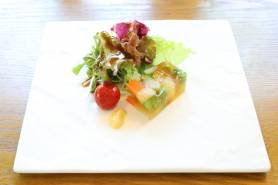 アミューズ:彩り野菜のテリーヌ ~ミニトマトマリネ、マスタード~