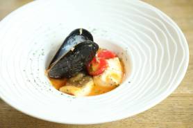 本日の鮮魚のブイヤベース~嬉野豆腐、アメリケーヌ、ムール貝~