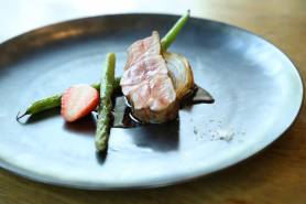 肥前さくらポークのロティ~季節の野菜、vin rouge、岩塩~