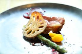 フランス産マグレ鴨のロティ~vin rouge、みかん、季節野菜~