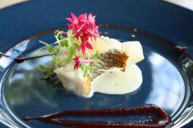 本日の鮮魚のソテー ~林檎、vin blanc、ビーツ~
