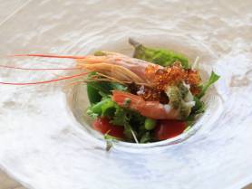 前菜:赤海老と春野菜のサラダ仕立て~醤油ジュレ・バジルソース~パン