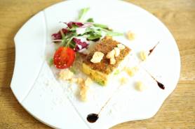 枝豆とベーコンのキッシュ仕立て ~小さなサラダ、ビーツ、グラナパダーノ~