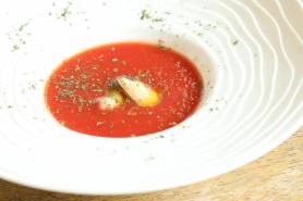 トマトの冷製スープ ~ディルオイル、ムール貝、パセリ~
