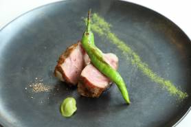(一例)肉料理:さくらポークのロティ~嬉野抹茶塩、サツマイモ、グリーンマスタード~