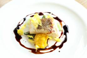 本日の鮮魚のポアレ~南瓜のピューレ、バルサミコ、菊~